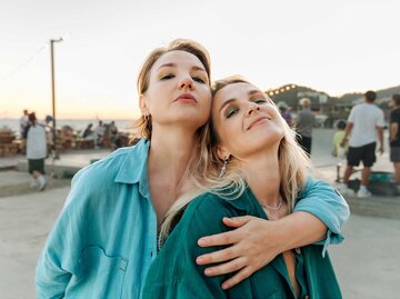 Zwei blonde Freundinnen lächeln charakterstark. | © Getty Images/Olga Pankova